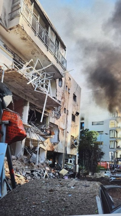 بالفيديو: دمار في تل أبيب إثر سقوط صاروخ إيراني… ومشاهد توثّق لحظة الضربة!