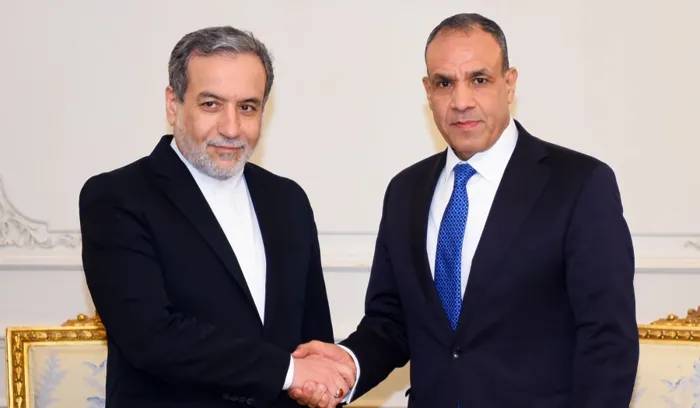 في اتصال مع نظيره المصري… عراقجي يؤكد تمسّك إيران بحق الرد