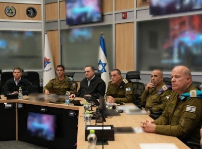 على جبهتين دفعة واحدة… وزير الدفاع الإسرائيلي يقرّ أهدافاً جديدة في إيران ولبنان!
