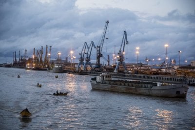 ضربة في بحر قزوين… إسرائيل تستهدف شريان السلاح بين موسكو وطهران