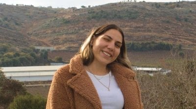 قتيلة بصاروخ أطلقه حزب الله… إسرائيل تكشف هويتها وتفاصيل الحادثة