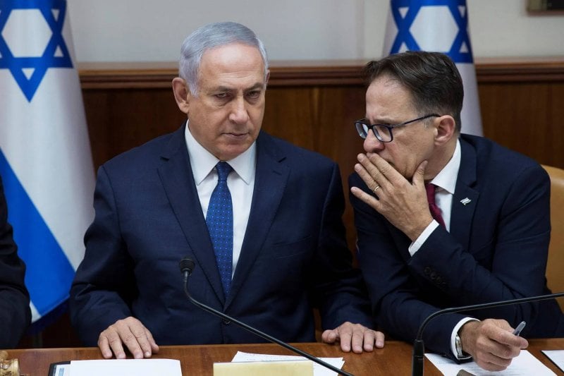 استقالة مفاجئة… جدل التصريحات يطيح برئيس ديوان نتنياهو