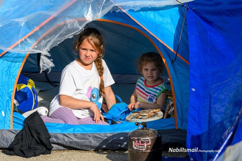 أطفالُ النزوح بلا مقومات العيش… نداءٌ استغاثي عاجل: تحرّكوا قبل فوات الأوان
