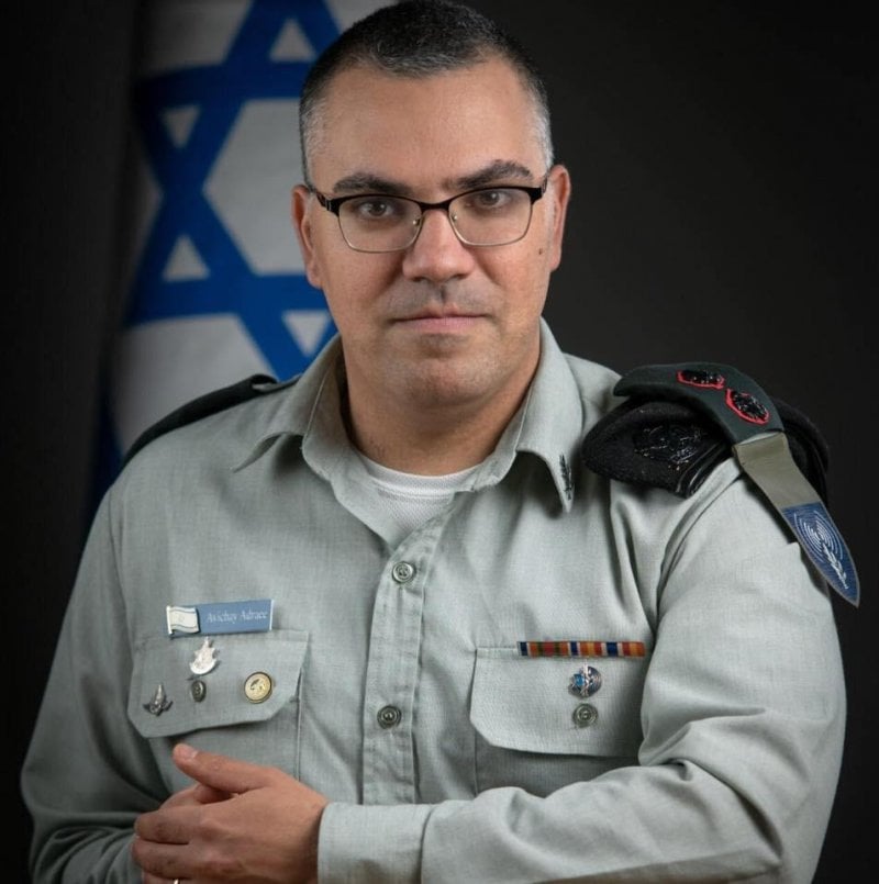 على أنغام "اضرب والريح تصيح"... أدرعي ينشر لقطات لقصف مواقع لـ"حزب الله" (فيديو)