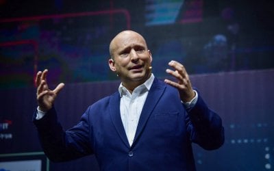 بينيت يهاجم نتنياهو: كثير من الكلام… وقليل من الفعل في الملف الإيراني