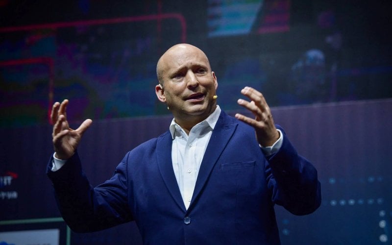 بينيت يهاجم نتنياهو: كثير من الكلام… وقليل من الفعل في الملف الإيراني