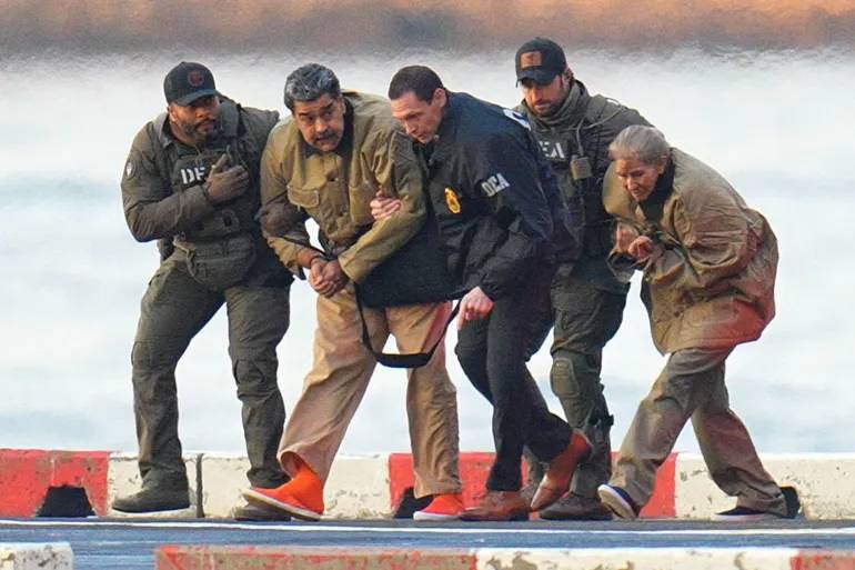 23 ساعة في العزل… هكذا يعيش مادورو داخل السجن!