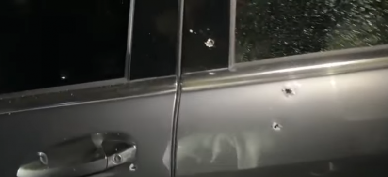 بالفيديو: وابل من الرصاص يستهدف سيارة عسكرية تحمل لوحة مدنية