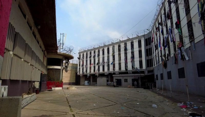 ماذا حصل داخل الزنزانة 212 في سجن رومية؟؟
