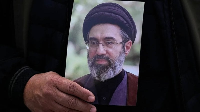 "اعتبارات أمنية" تُغيّبه… إيران تطمئن: مجتبى خامنئي بخير 