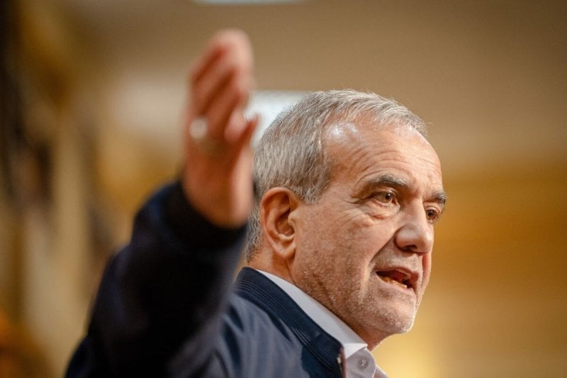 "لا تديروا الحرب من أراضيكم"... بزشكيان يوجّه رسالة إلى دول المنطقة