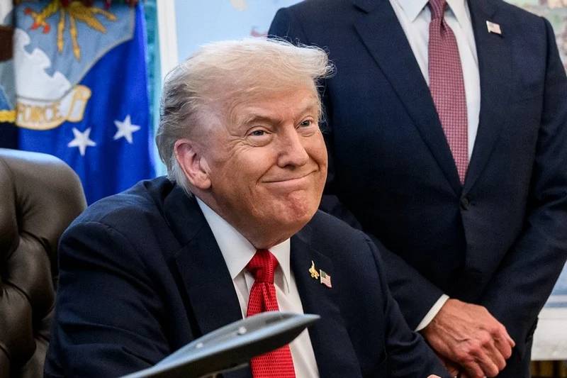 "أنا آسف جداً"... تصريح ساخر لترامب بشأن تغيير اسم مضيق هرمز