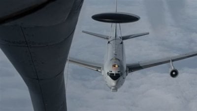 ضربة موجعة في الخليج… تضرر طائرة إنذار أميركية نادرة بهجوم إيراني (صور) 