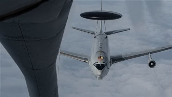 ضربة موجعة في الخليج… تضرر طائرة إنذار أميركية نادرة بهجوم إيراني (صور) 