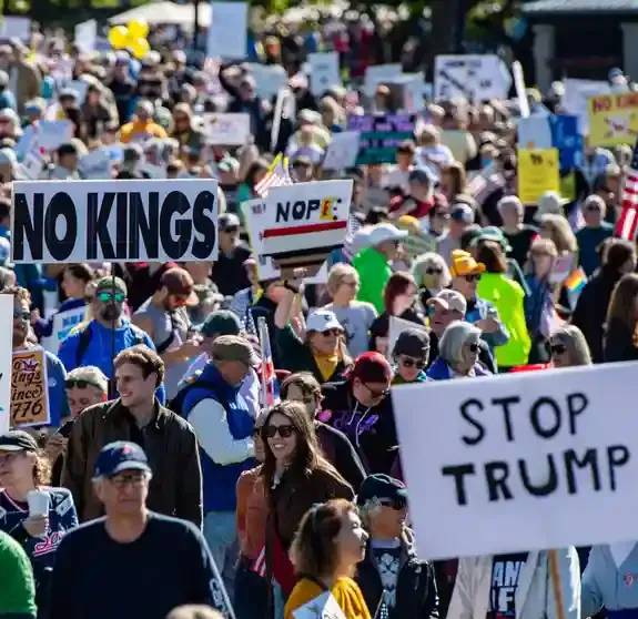 احتجاجات في 50 ولاية… ملايين يتظاهرون ضد سياسات ترامب