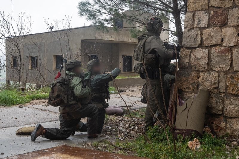 بعد دخولهم مبنى في الجنوب… غارة إسرائيلية تستهدف عناصر من حزب الله (فيديو وصور)