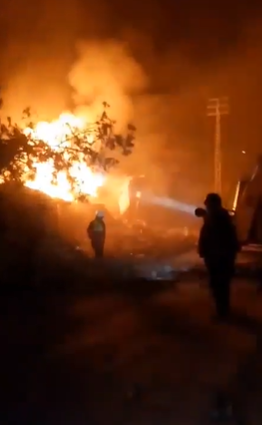 مهمة إنقاذ تتحول إلى لحظة رعب… انفجار يفاجئ فرق الإطفاء جنوباً (فيديو)