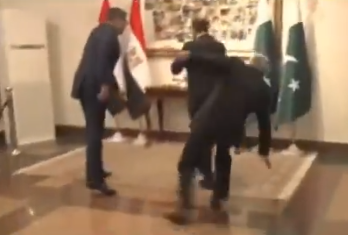 تعثّر وسقوط أمام الكاميرات… موقف مفاجئ لوزير خارجية باكستان (فيديو)