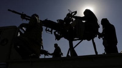 الحوثيون يضغطون... هل يغلق باب المندب؟
