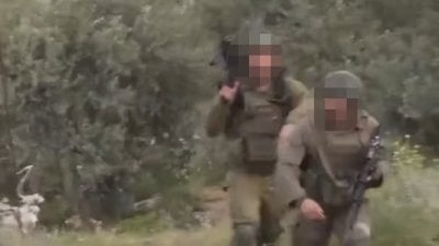 اعتداء موثّق على فريق CNN: جنود إسرائيليون يخنقون المصوّر ويمنعون التغطية (فيديو) 