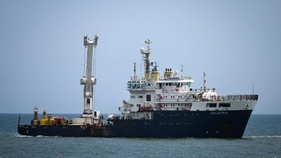 ألغام وغواصات وتهديدات… تحرك بريطاني لإعادة الملاحة إلى هرمز