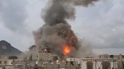 تصعيد متواصل… إسرائيل تضرب عشرات مواقع التخزين والإنتاج