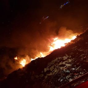 اخماد حريق بالقرب من معمل نفايات صيدا