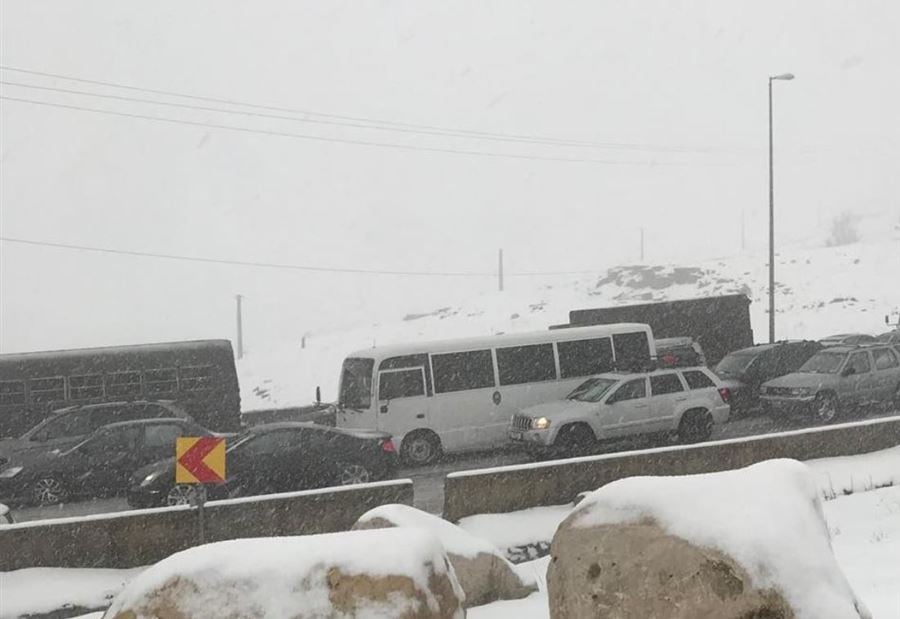 بالصور: سحب سيارات احتجزتها الثلوج على طريق المديرج