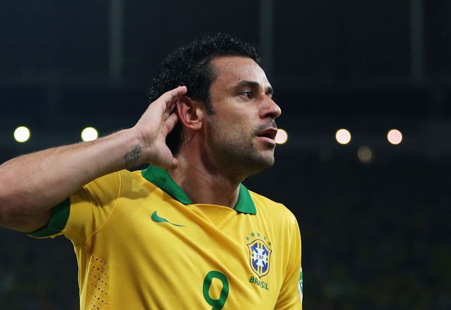 مهاجم منتخب البرازيل السابق يتعرض لسطو مسلح (فيديو)