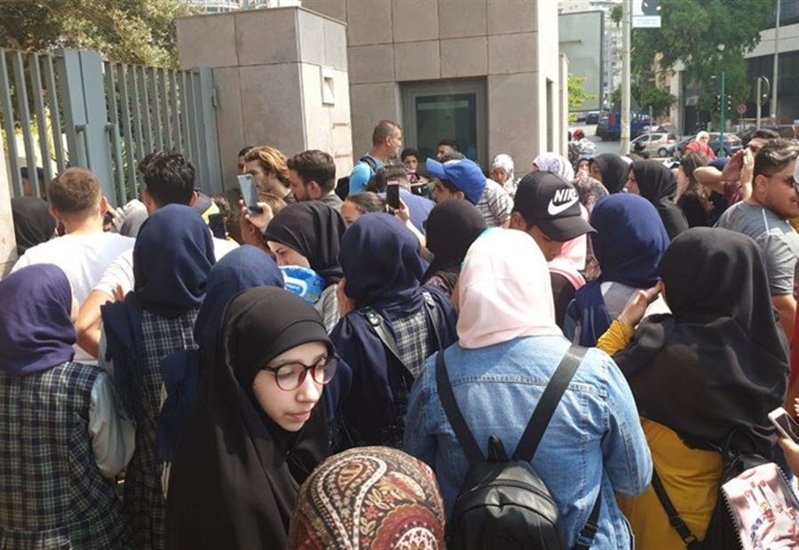 بالصورة.. مديرة مدرسة تحاول احراق نفسها: مدرستي ليست "دكانة"