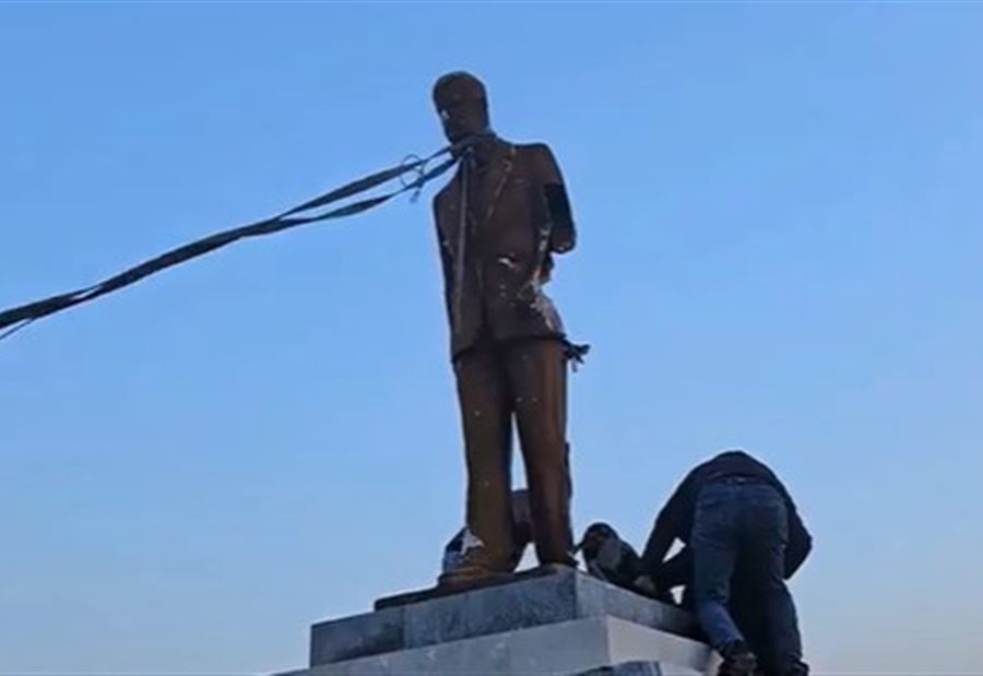 إسقاط تمثال حافظ الأسد... المعارضة السورية تدخل طرطوس (فيديو)