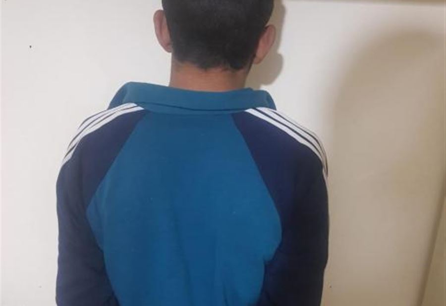 يبيت داخل محلات تجارية ويسرقها ويخرج منها كزبون