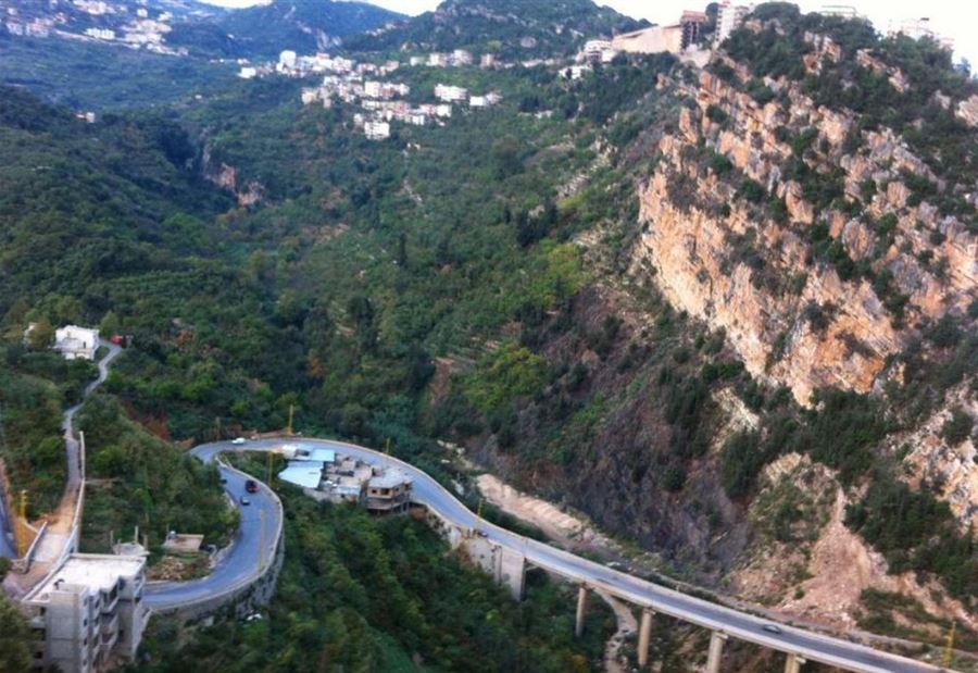 إنهيار جدار على الطريق الرئيسية في عاصون... والأهالي يناشدون! إنهيار جدار على الطريق الرئيسية في عاصون... والأهالي يناشدون!