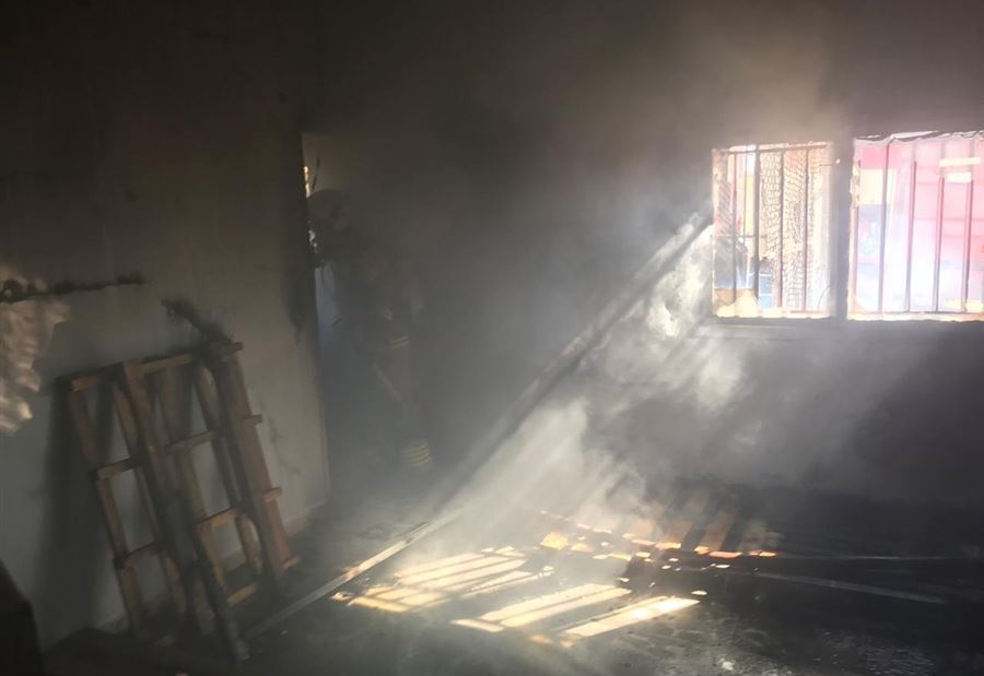 بالصور: حريق داخل مستودع للالعاب في عين إبل بالصور: حريق داخل مستودع للالعاب في عين إبل