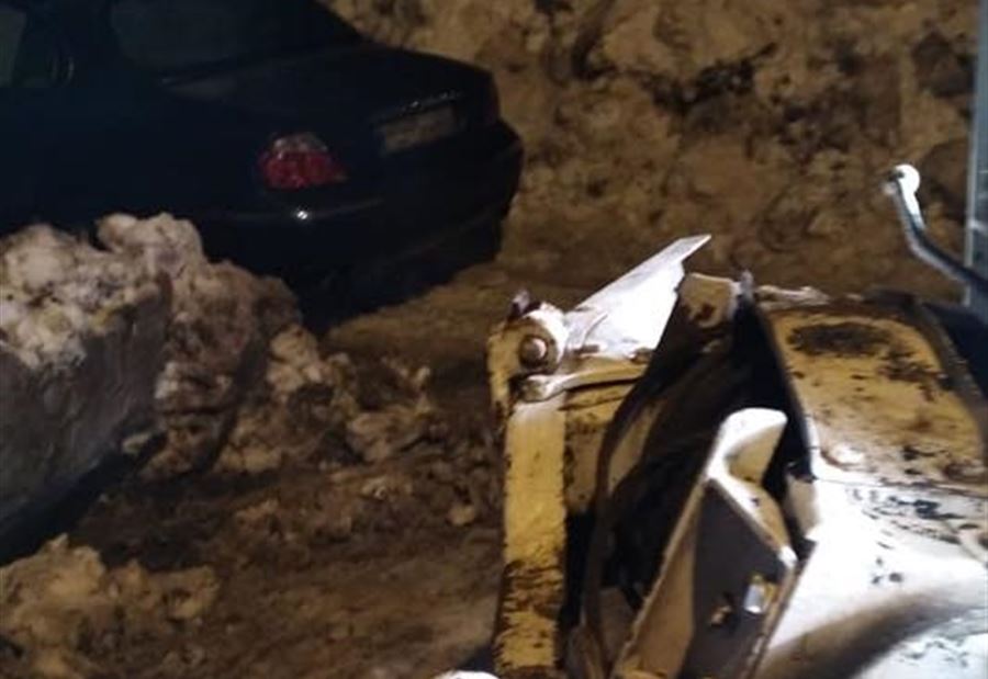بالصور: سحب سيارة احتجزتها الثلوج في طبرية