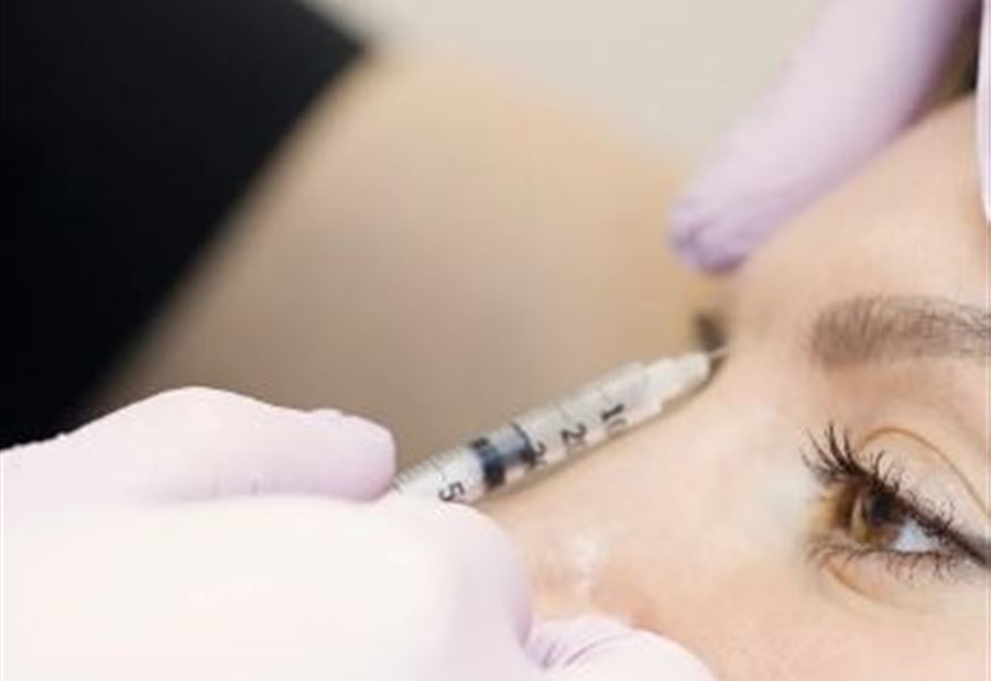 امرأة تمارس طبّ التجميل من دون تخصّص داخل شقتها