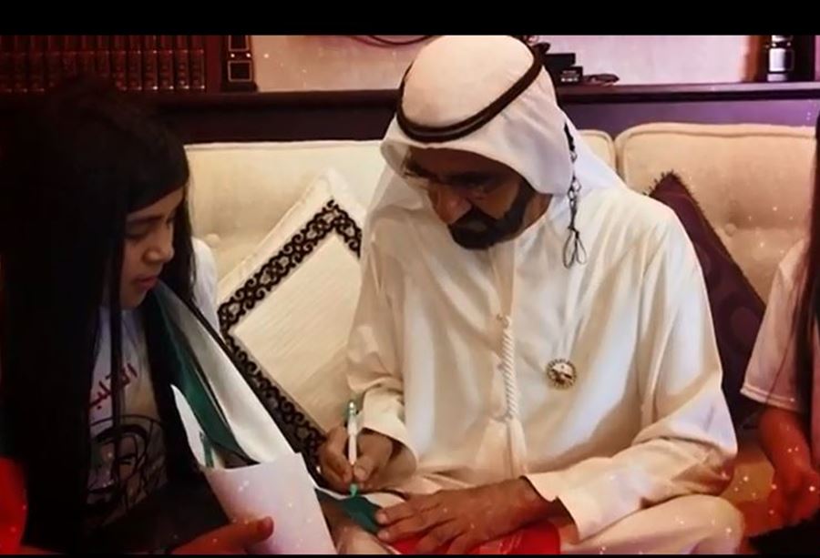 بالفيديو: حاكم دبي يفاجئ طفلة عراقية قبلت علم الإمارات 