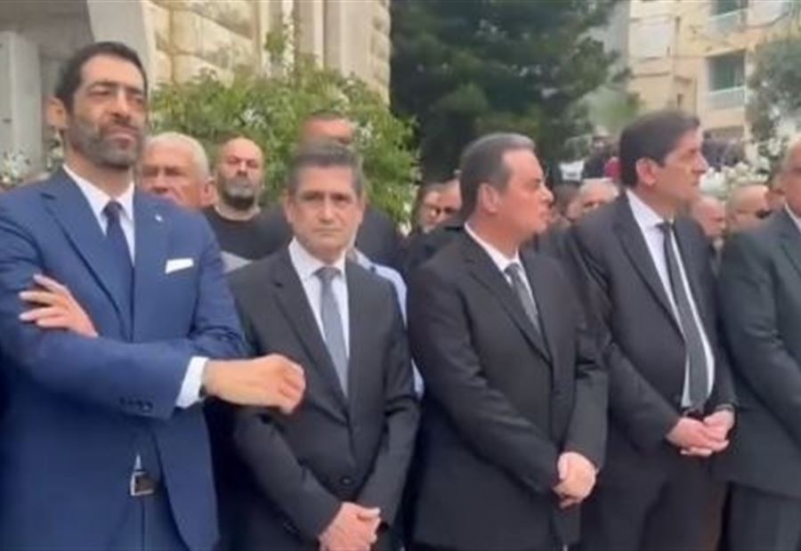 نواب "القوات" و"الكتائب" بانتظار وصول جثمان باسكال الى الكنيسة (فيديو) نواب "القوات" و"الكتائب" بانتظار وصول جثمان باسكال الى الكنيسة (فيديو)