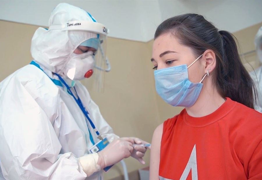 حقيقة الفتاة التي تلقت لقاح كورونا... هل هي ابنة بوتين?