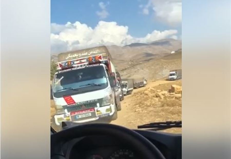 بالفيديو: شاحنات تنقل البضائع داخل لبنان بعلم الأجهزة الأمنية