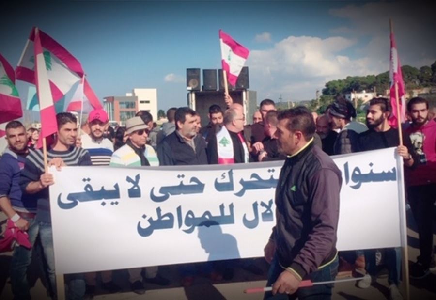 اعتصام عند طريق عام صيدا صور القاسمية ضد الفساد
