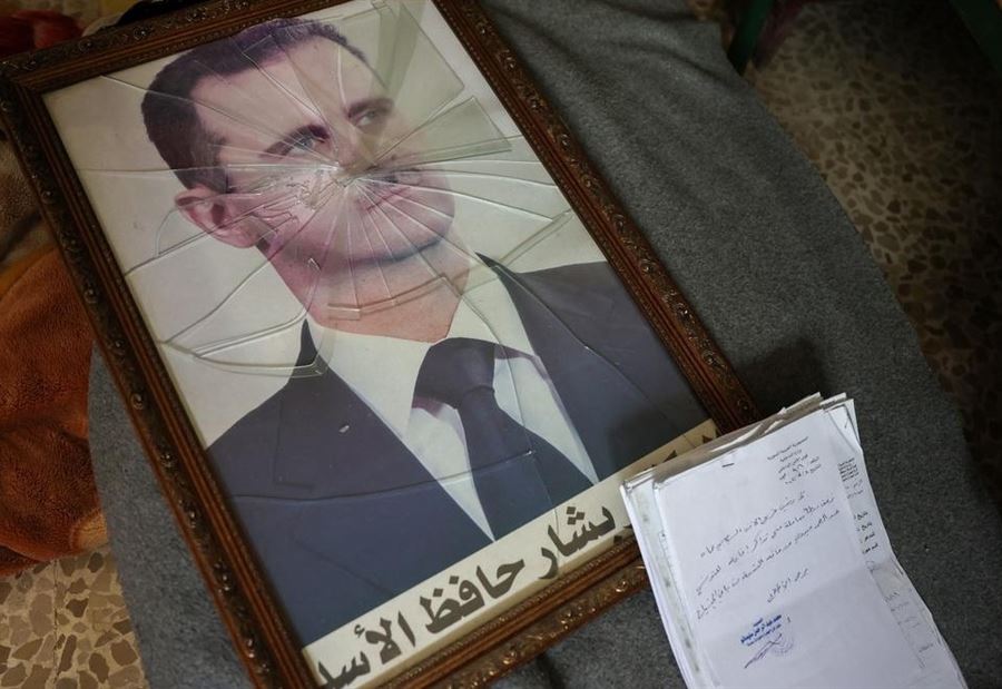 "كواليس اللحظات الأخيرة قبل سقوط النظام"... حافظ منذر الأسد "يكشف"!