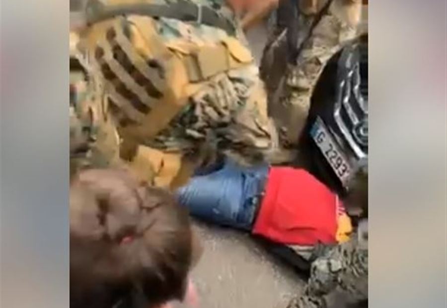 بالفيديو: متظاهر يرمي بنفسه تحت إحدى السيارات في زقاق البلاط
