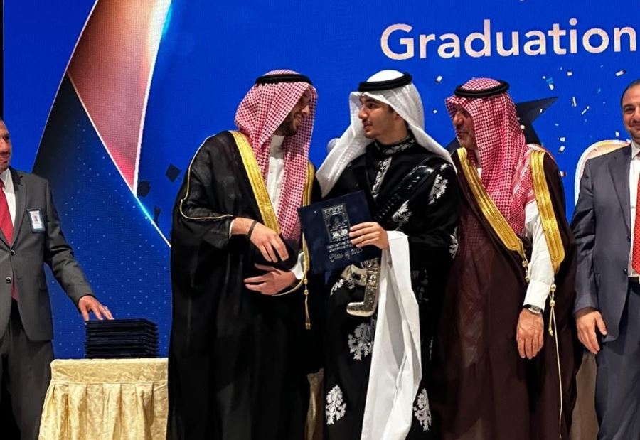 بالصور... نجل سعد الحريري يحتفل بتخرجه في الرياض!