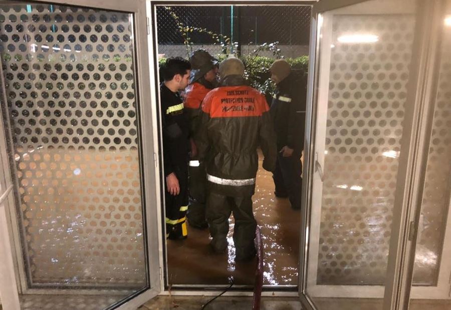 بالصورة: السيول تجتاح فندقًا في الزيتونة باي