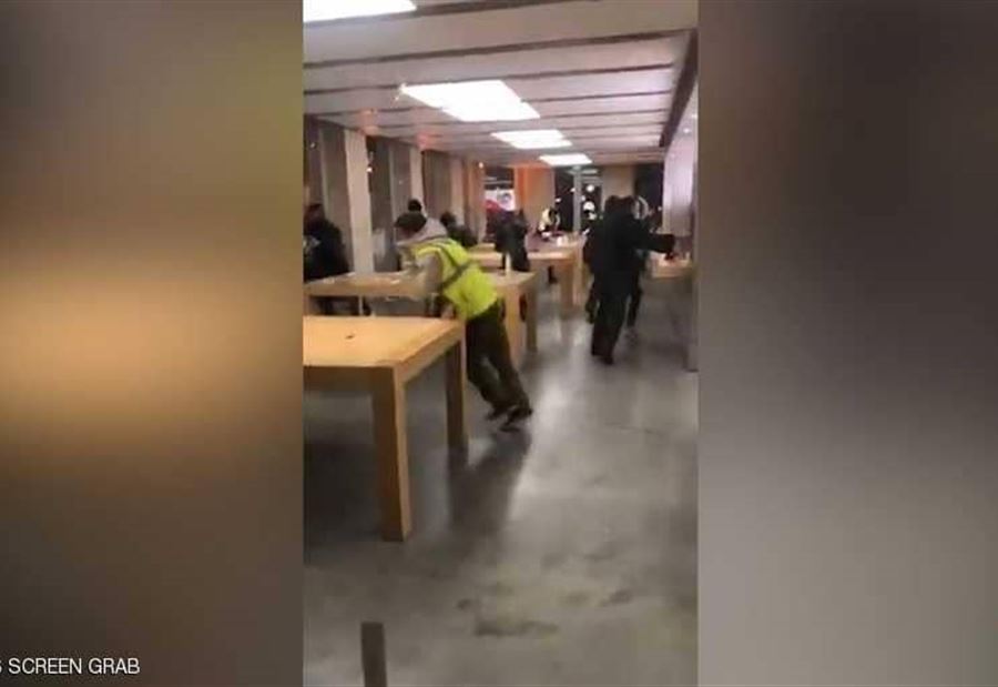 بالفيديو: ملثمو "السترات الصفر" يقتحمون وينهبون متجر أبل