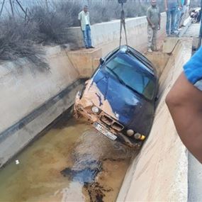 بالصورة: انقلاب سيارة في بركة مياه بكفركلا
