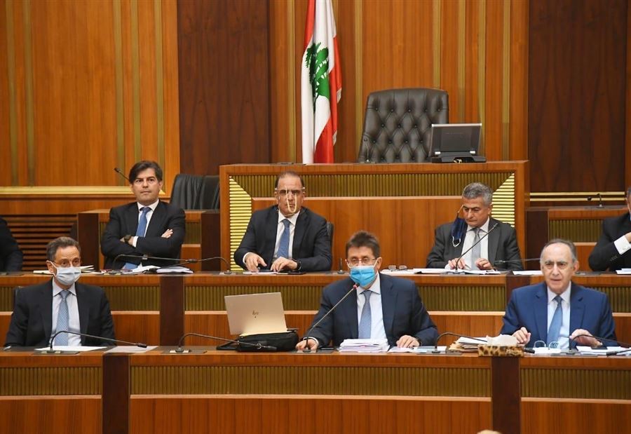 وزيرٌ معنيّ "مُتَفَرِّج"