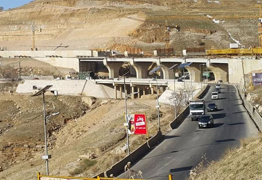 بدءًا من صباح غد... تعديل "توقيت السير" للشاحنات على طريق ضهر البيدر 