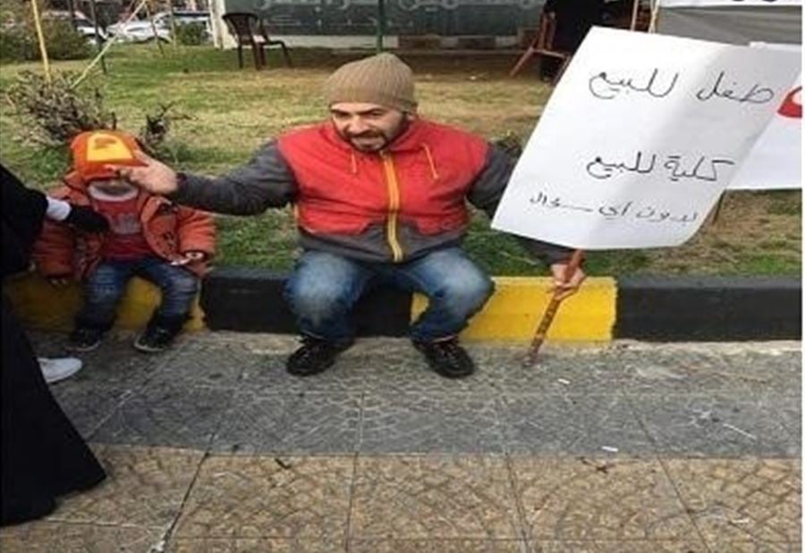 بالصورة: في طرابلس... أب يعرض طفله للبيع! بالصورة: في طرابلس... أب يعرض طفله للبيع!